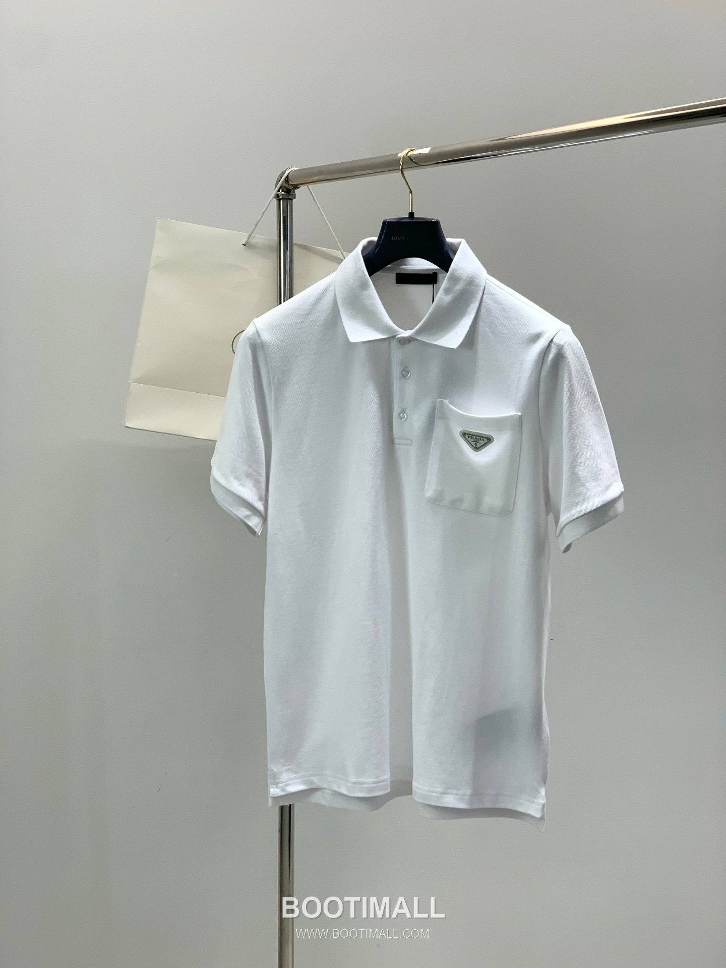 Prada SS26 Cotton Collared Short Sleeve T-Shirt with Logo Print 프라다 SS26 코튼 카라 반팔 티셔츠 로고 프린트 1