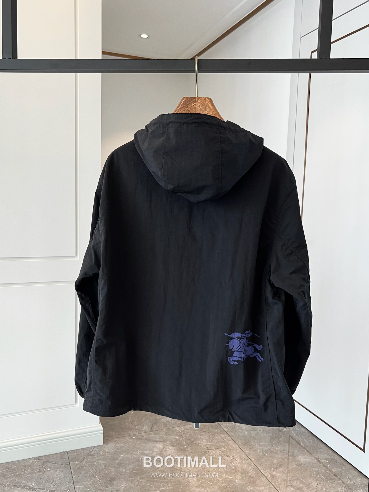 Burberry EKD Embroidered Nylon Hooded Jacket with Lightweight Design 버버리 EKD 자수 나일론 후드 재킷 라이트웨이트 디자인 1
