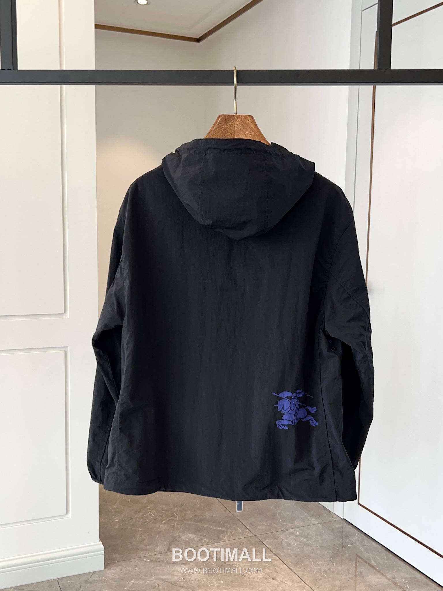 Burberry EKD Embroidered Nylon Hooded Jacket with Lightweight Design 버버리 EKD 자수 나일론 후드 재킷 라이트웨이트 디자인 2