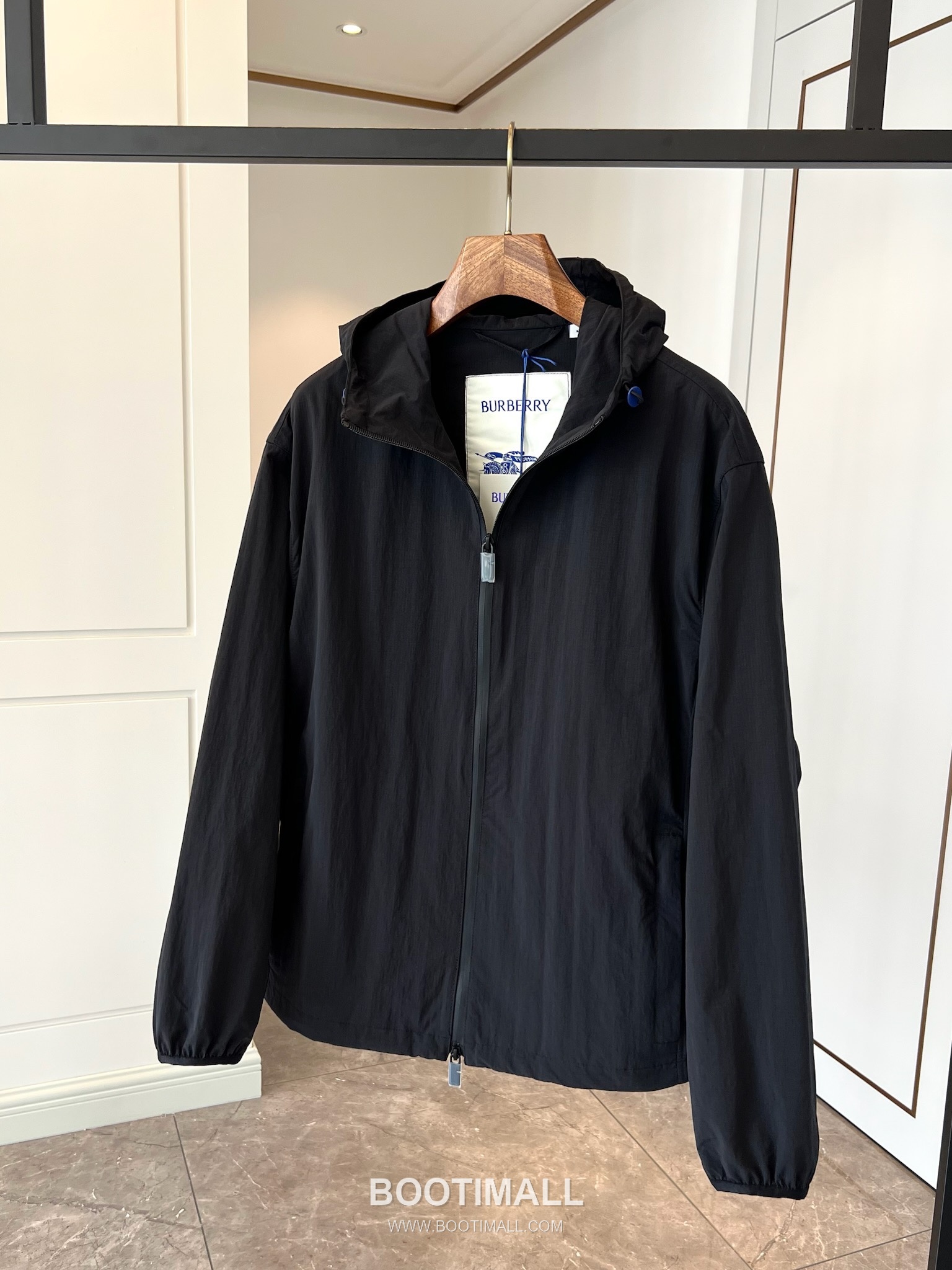 Burberry EKD Embroidered Nylon Hooded Jacket with Lightweight Design 버버리 EKD 자수 나일론 후드 재킷 라이트웨이트 디자인 6