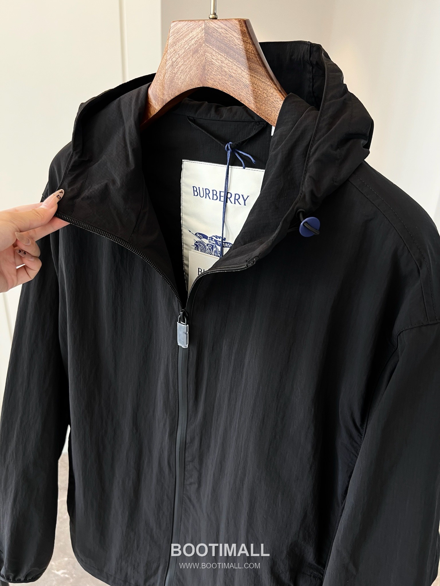 Burberry EKD Embroidered Nylon Hooded Jacket with Lightweight Design 버버리 EKD 자수 나일론 후드 재킷 라이트웨이트 디자인 8