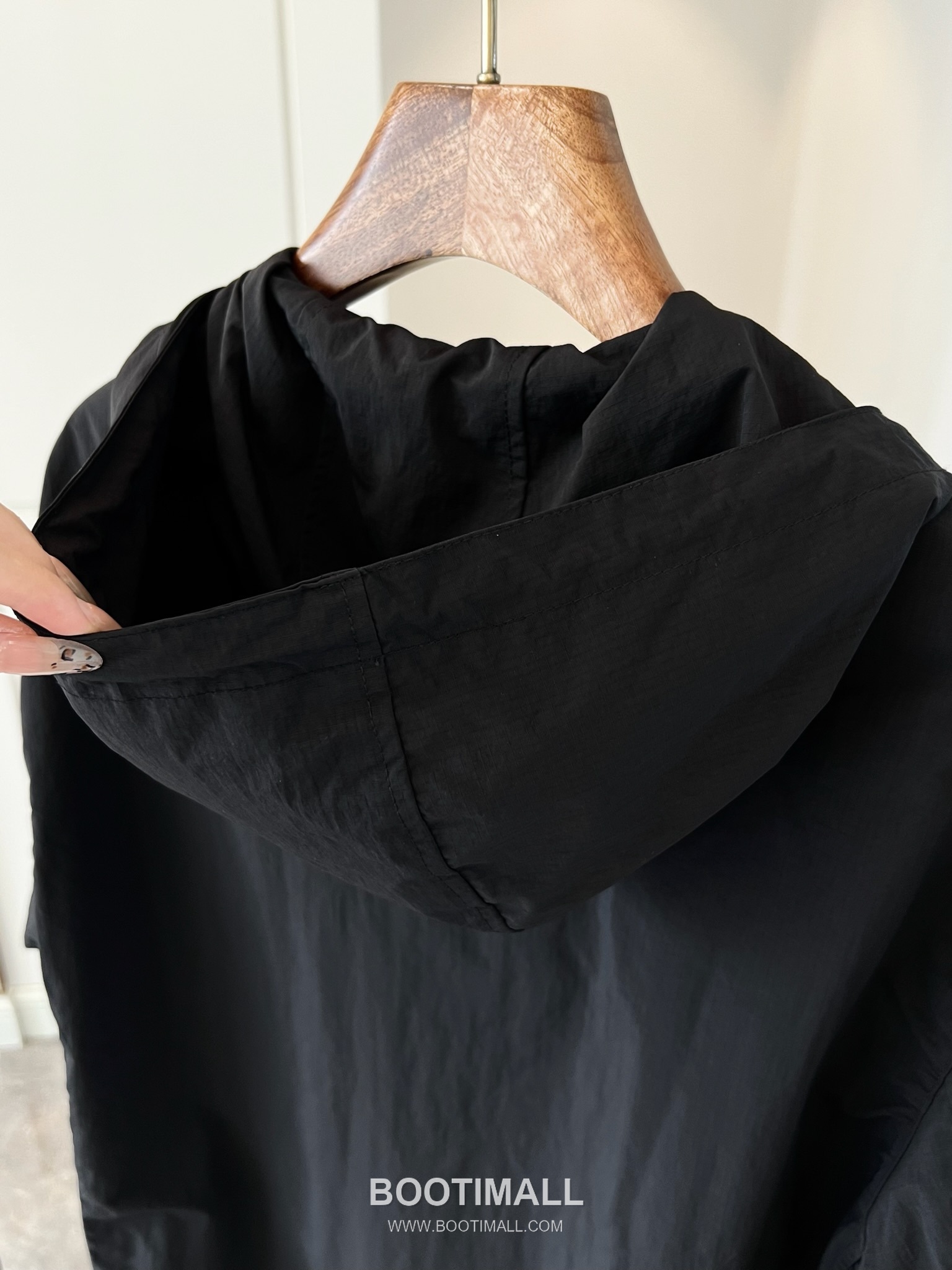 Burberry EKD Embroidered Nylon Hooded Jacket with Lightweight Design 버버리 EKD 자수 나일론 후드 재킷 라이트웨이트 디자인 9