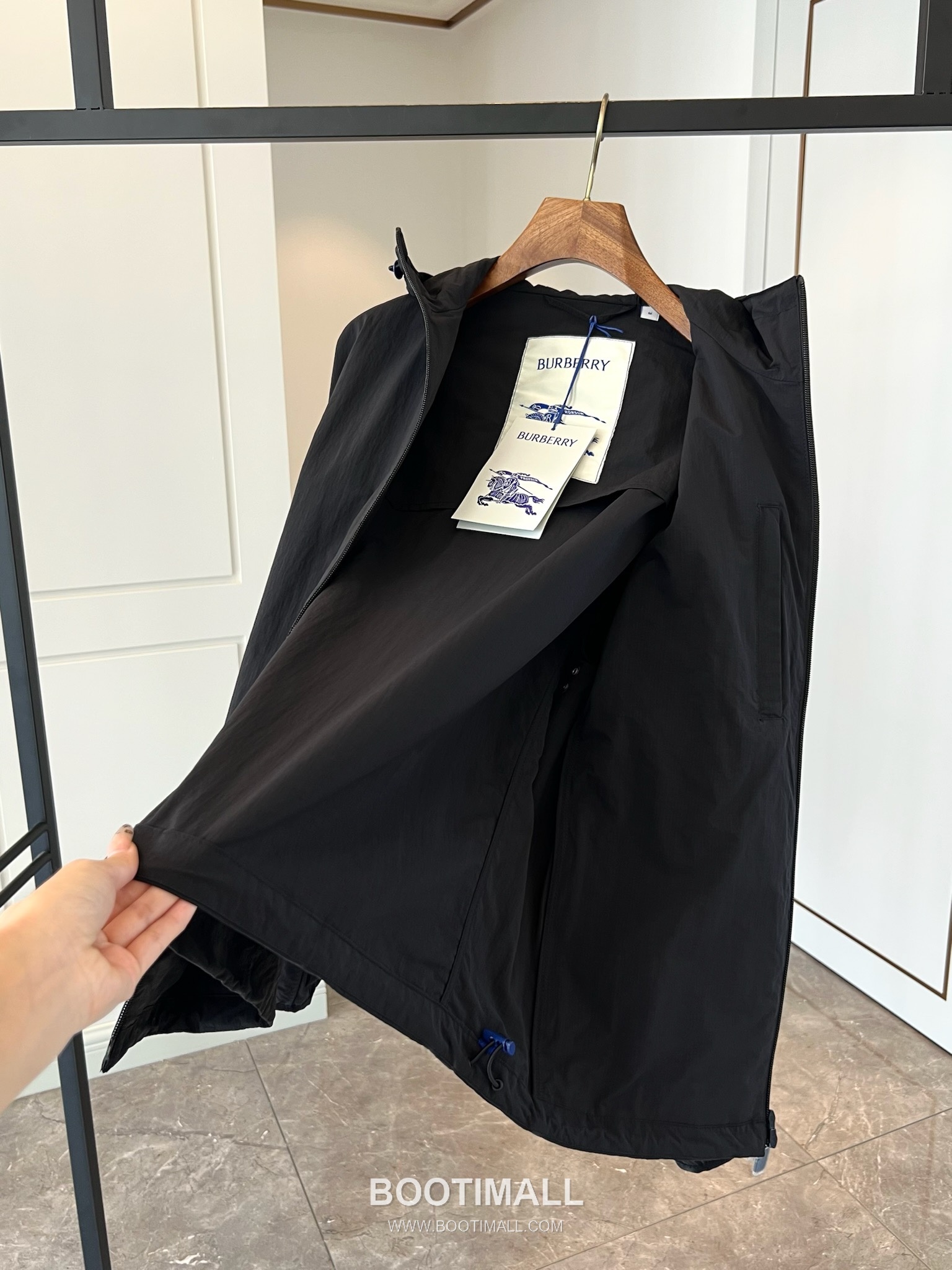 Burberry EKD Embroidered Nylon Hooded Jacket with Lightweight Design 버버리 EKD 자수 나일론 후드 재킷 라이트웨이트 디자인 12