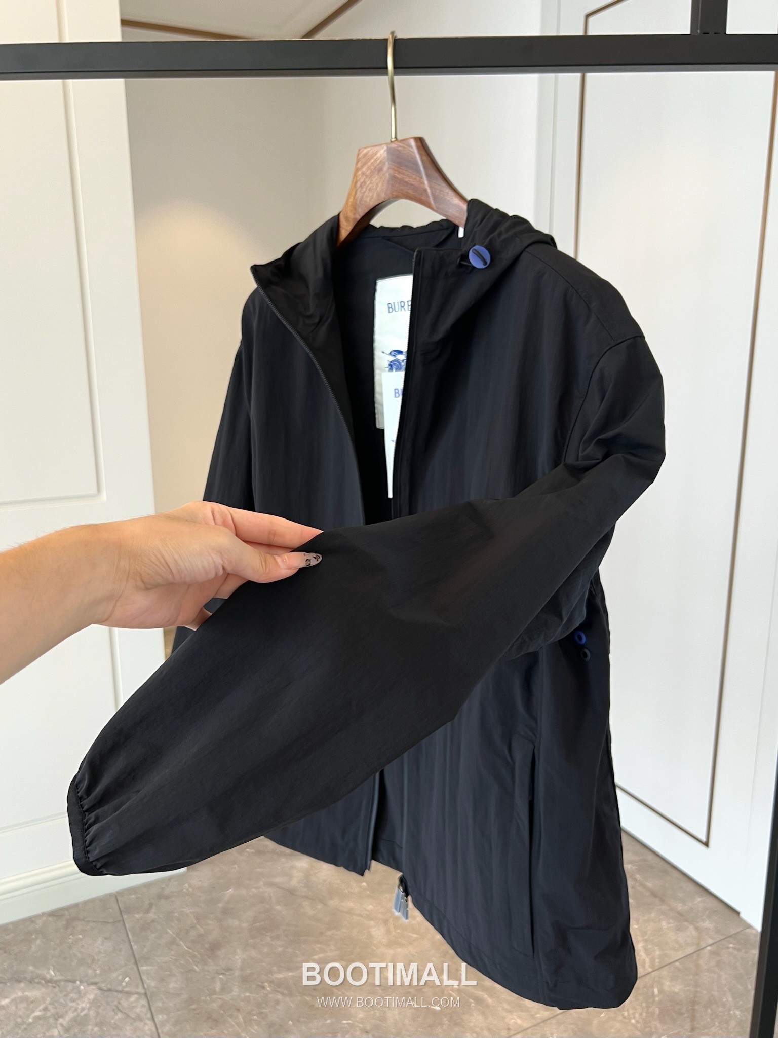 Burberry EKD Embroidered Nylon Hooded Jacket with Lightweight Design 버버리 EKD 자수 나일론 후드 재킷 라이트웨이트 디자인 14