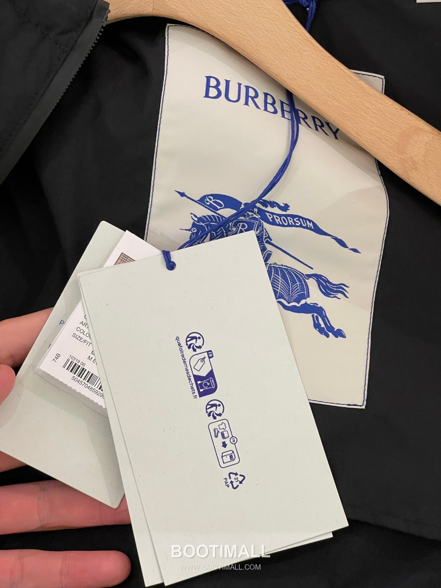 Burberry EKD Embroidered Nylon Hooded Jacket with Lightweight Design 버버리 EKD 자수 나일론 후드 재킷 라이트웨이트 디자인 16