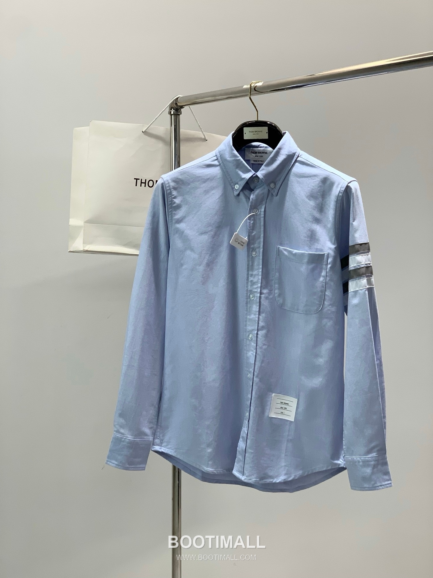 Thom Browne SS26 Cotton Long Sleeve Shirt with Logo Print 톰브라운 SS26 코튼 롱슬리브 셔츠 로고 프린트 1
