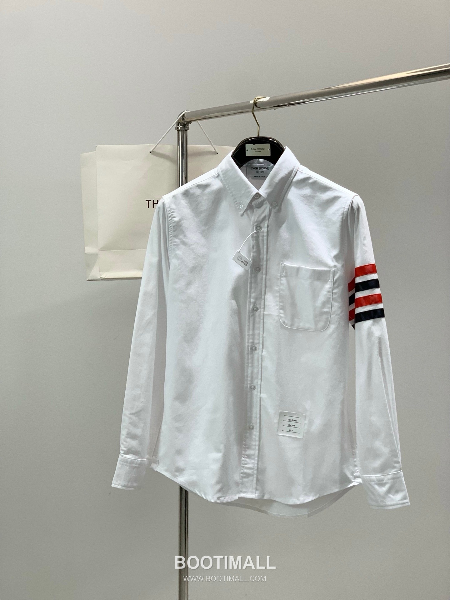 Thom Browne SS26 Cotton Long Sleeve Shirt with Logo Print 톰브라운 SS26 코튼 롱슬리브 셔츠 로고 프린트 1