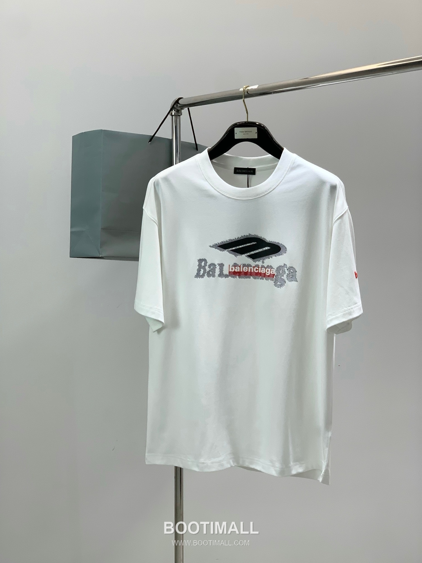 Balenciaga SS26 Cotton Crewneck T-Shirt with Logo Print 발렌시아가 SS26 코튼 크루넥 티셔츠 로고 프린트 1