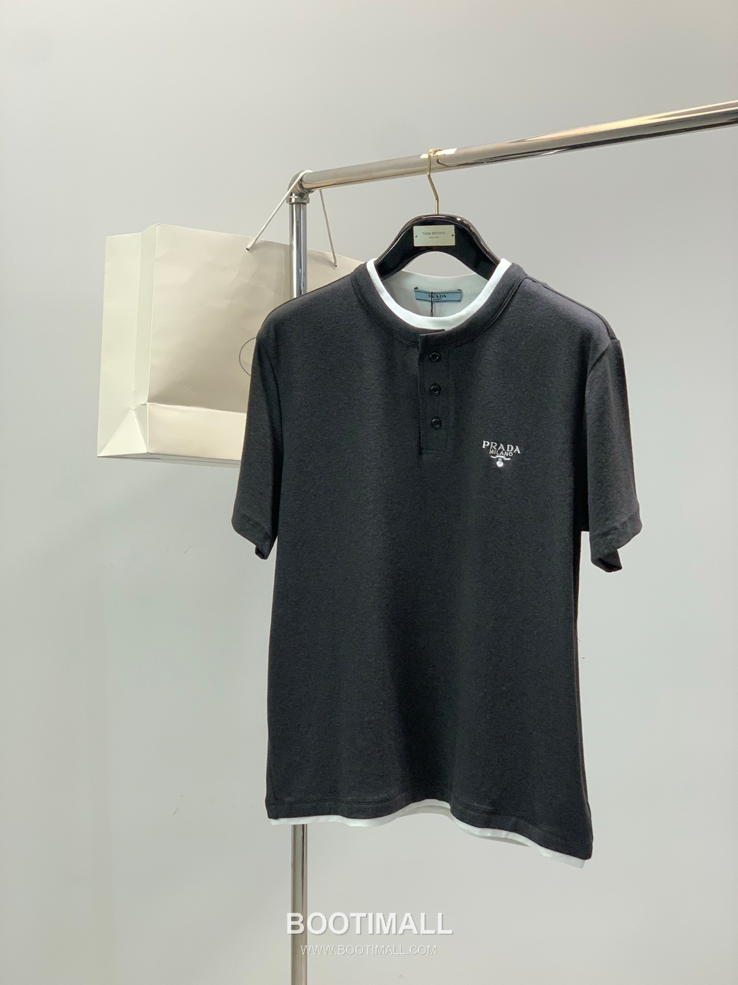 Prada SS26 Cotton Crewneck T-Shirt with Embroidered Logo 프라다 SS26 코튼 크루넥 티셔츠 자수 로고 1