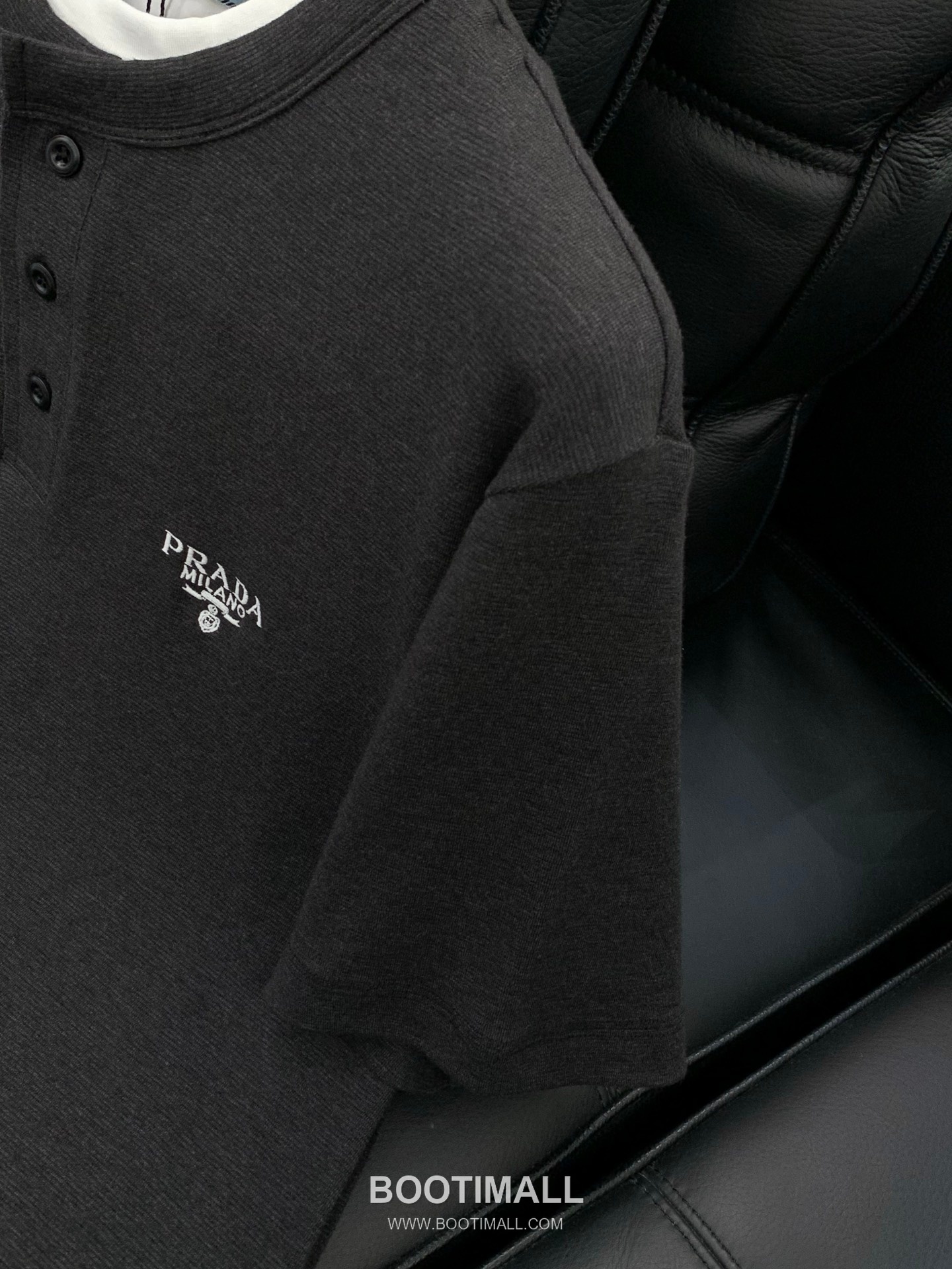 Prada SS26 Cotton Crewneck T-Shirt with Embroidered Logo 프라다 SS26 코튼 크루넥 티셔츠 자수 로고 5