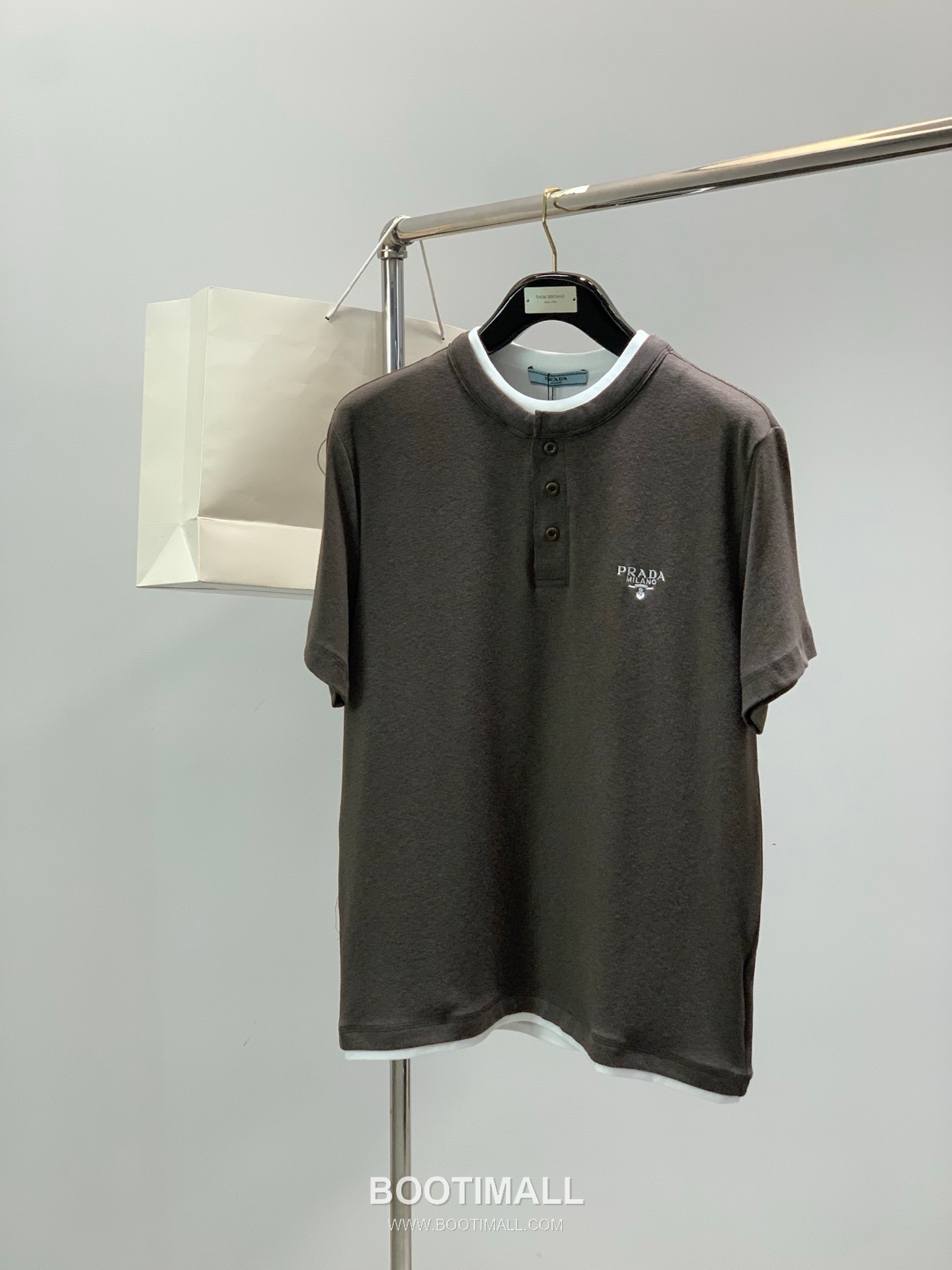 Prada SS26 Cotton Crewneck T-Shirt with Embroidered Logo 프라다 SS26 코튼 크루넥 티셔츠 자수 로고 1