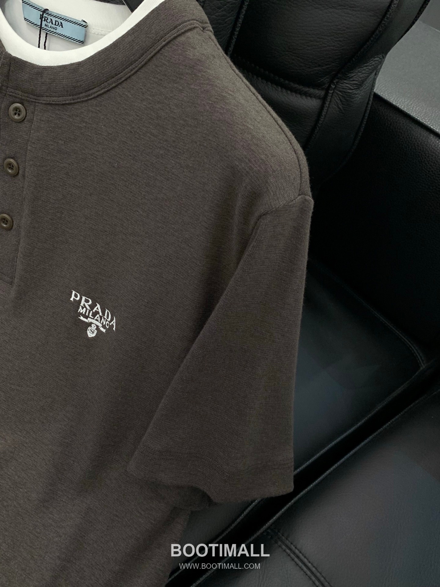 Prada SS26 Cotton Crewneck T-Shirt with Embroidered Logo 프라다 SS26 코튼 크루넥 티셔츠 자수 로고 5