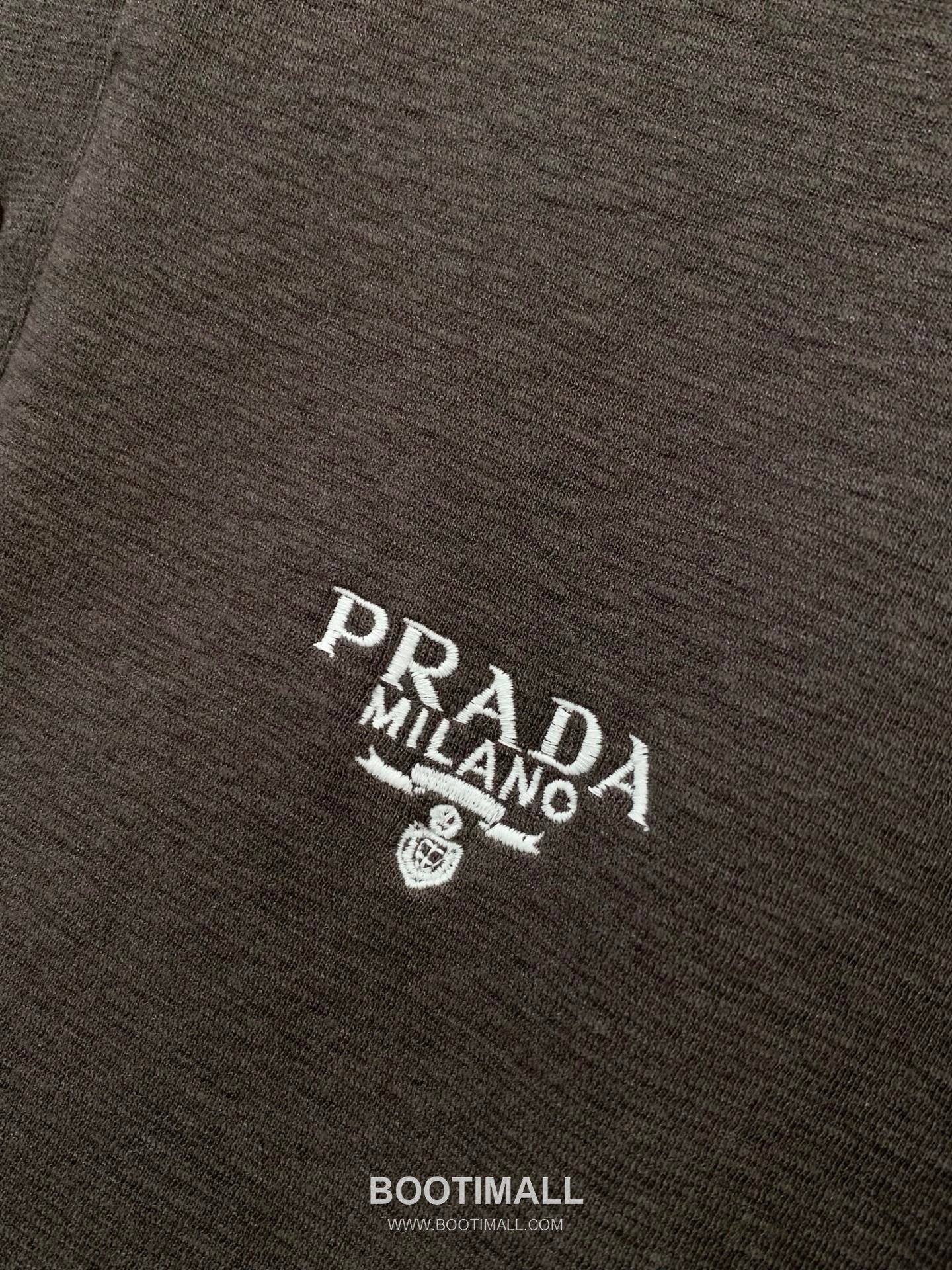 Prada SS26 Cotton Crewneck T-Shirt with Embroidered Logo 프라다 SS26 코튼 크루넥 티셔츠 자수 로고 6