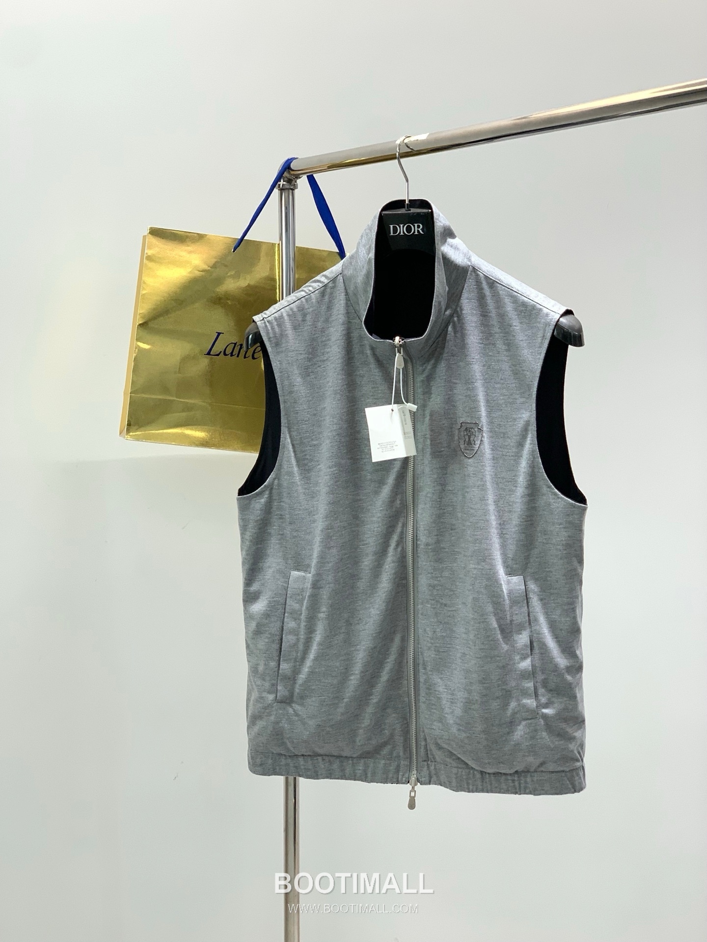 Brunello Cucinelli SS26 Reversible Cotton Blend Vest with Embroidered Logo 브루넬로쿠치넬리 SS26 리버서블 코튼 혼방 베스트 자수 로고 1