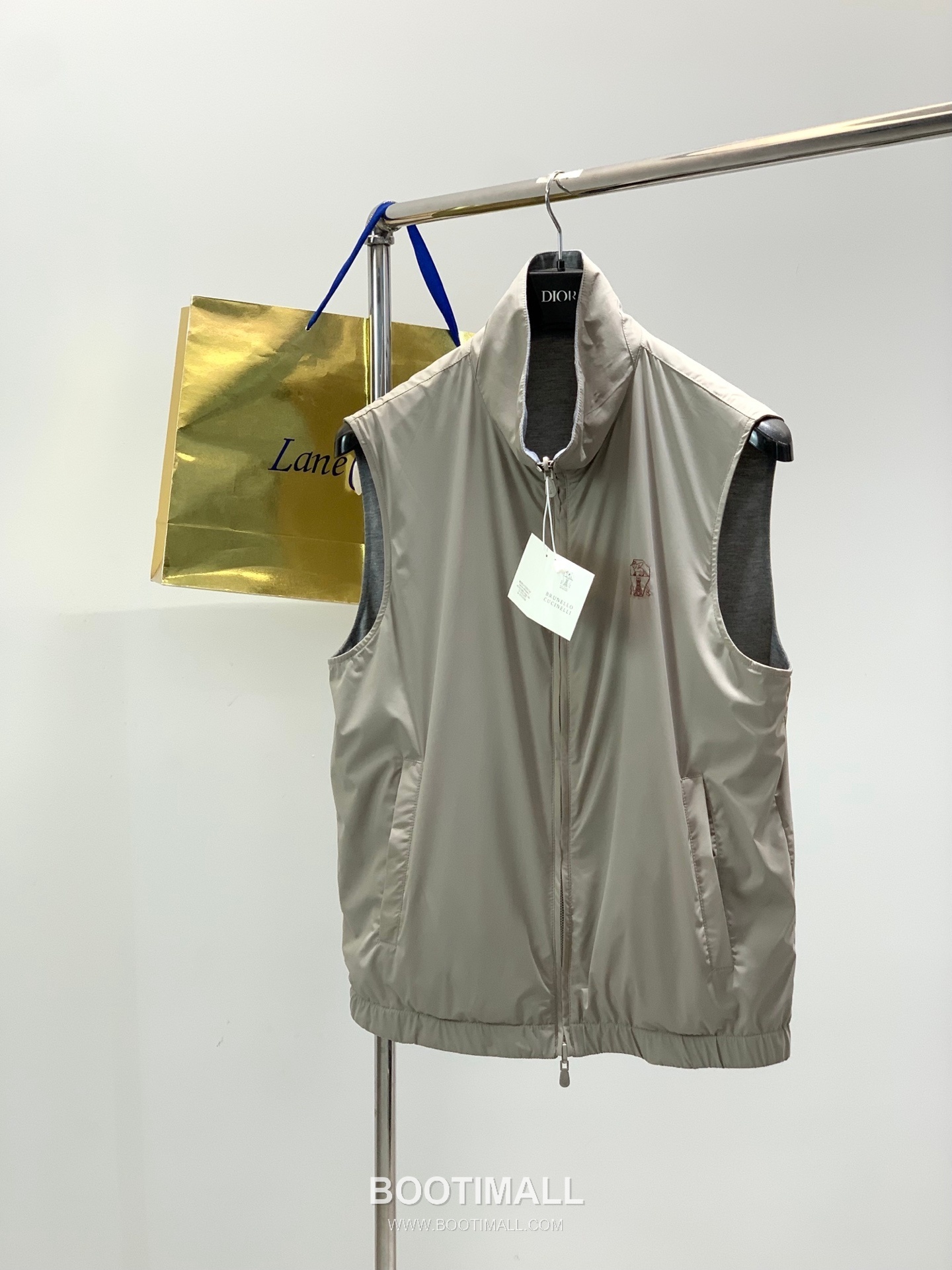 Brunello Cucinelli SS26 Reversible Cotton Blend Vest with Embroidered Logo 브루넬로쿠치넬리 SS26 리버서블 코튼 혼방 베스트 자수 로고 1