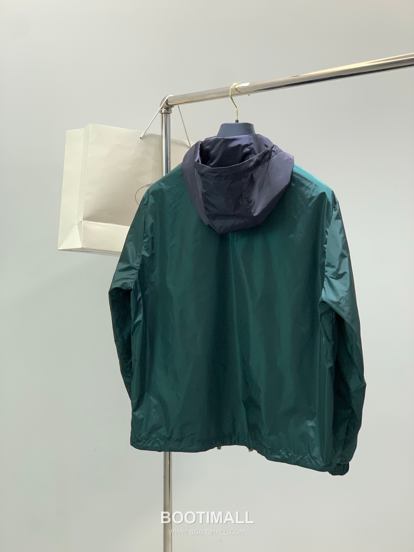 Prada SS26 Reversible Nylon Hooded Jacket with Embroidered and Bonded Logo 프라다 SS26 리버서블 나일론 후드 재킷 자수 압착 로고 2