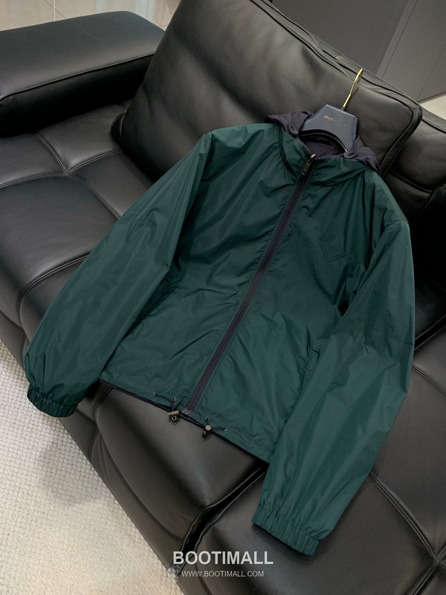 Prada SS26 Reversible Nylon Hooded Jacket with Embroidered and Bonded Logo 프라다 SS26 리버서블 나일론 후드 재킷 자수 압착 로고 3