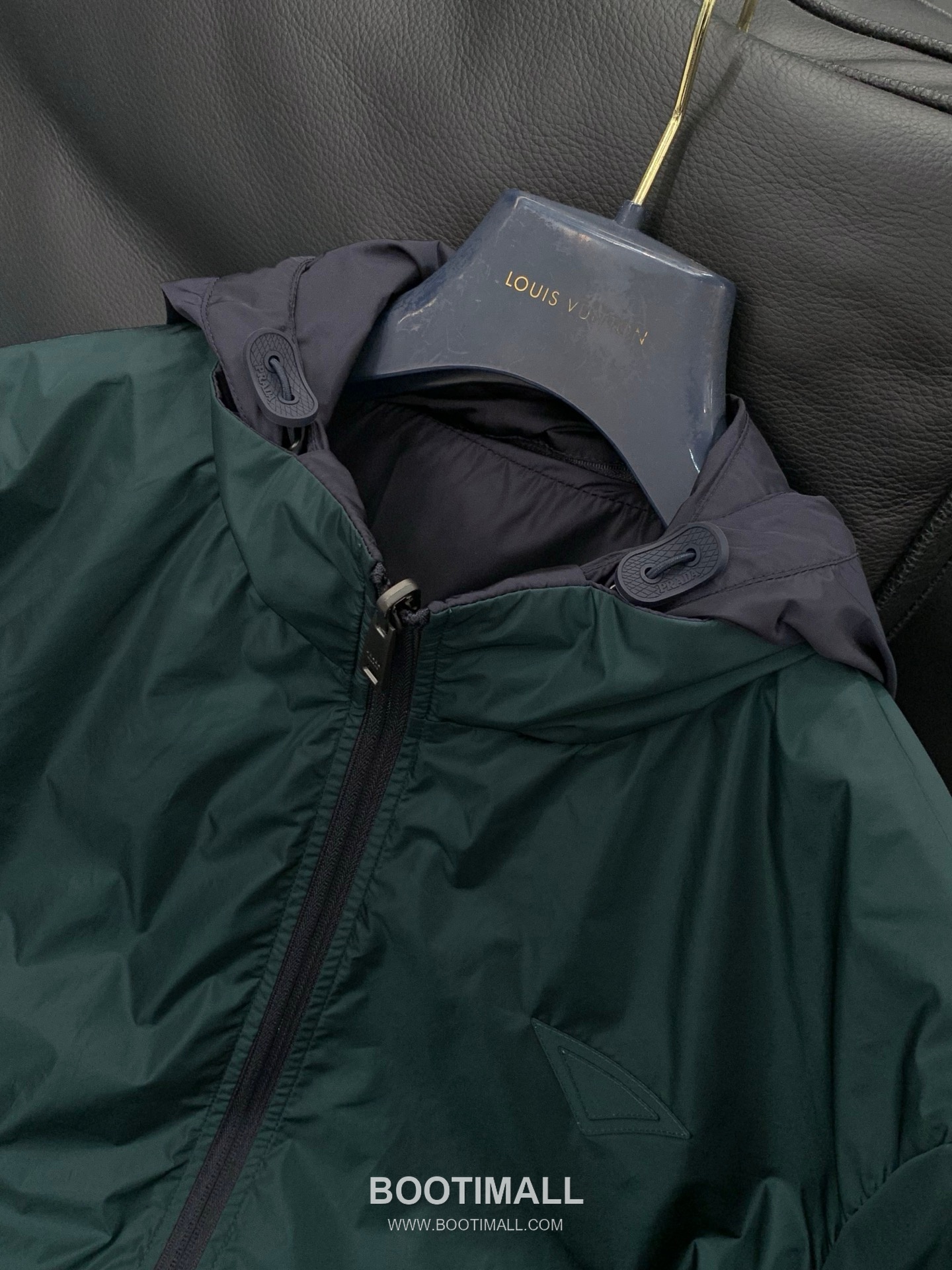 Prada SS26 Reversible Nylon Hooded Jacket with Embroidered and Bonded Logo 프라다 SS26 리버서블 나일론 후드 재킷 자수 압착 로고 4