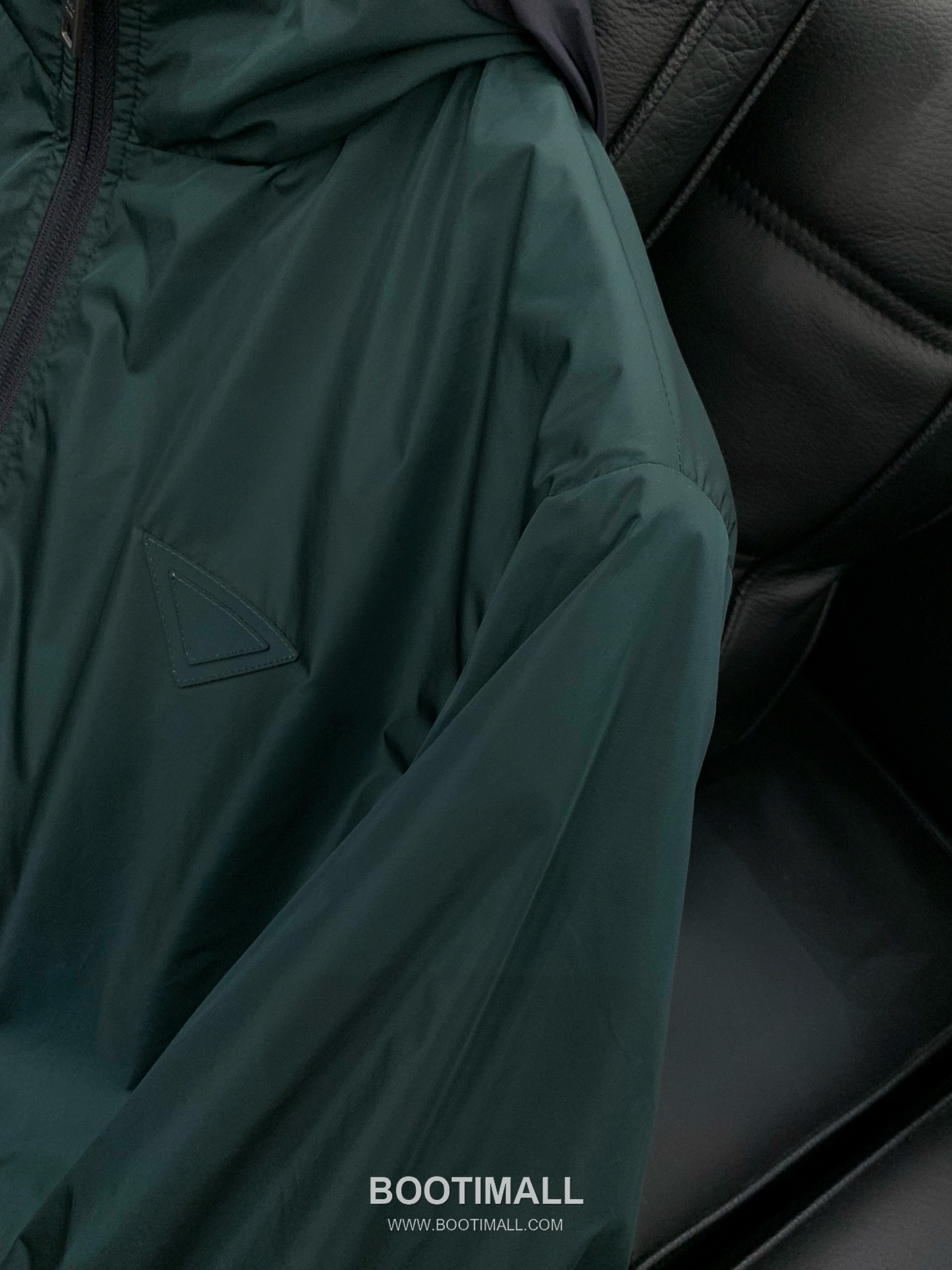 Prada SS26 Reversible Nylon Hooded Jacket with Embroidered and Bonded Logo 프라다 SS26 리버서블 나일론 후드 재킷 자수 압착 로고 5