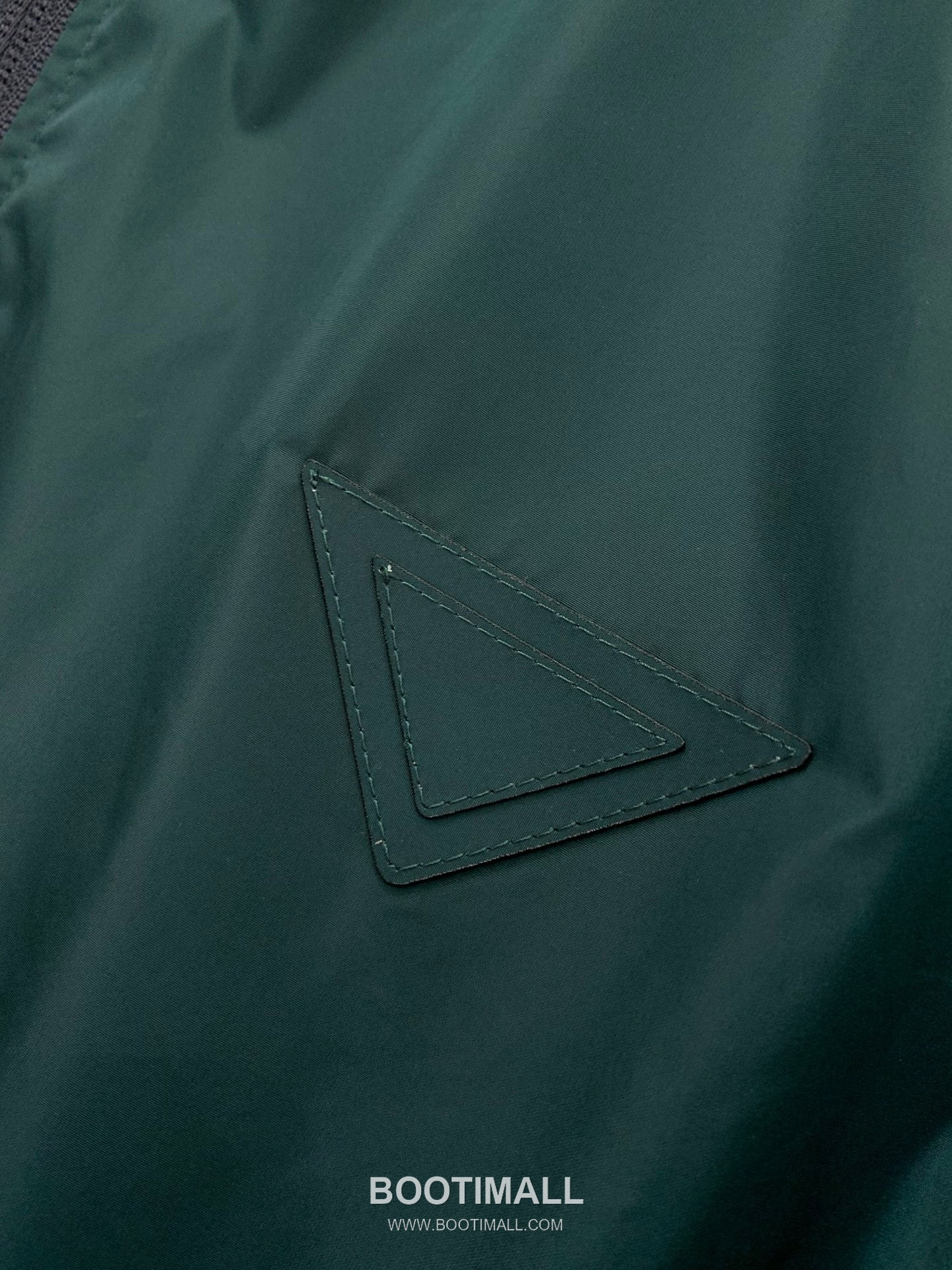 Prada SS26 Reversible Nylon Hooded Jacket with Embroidered and Bonded Logo 프라다 SS26 리버서블 나일론 후드 재킷 자수 압착 로고 6