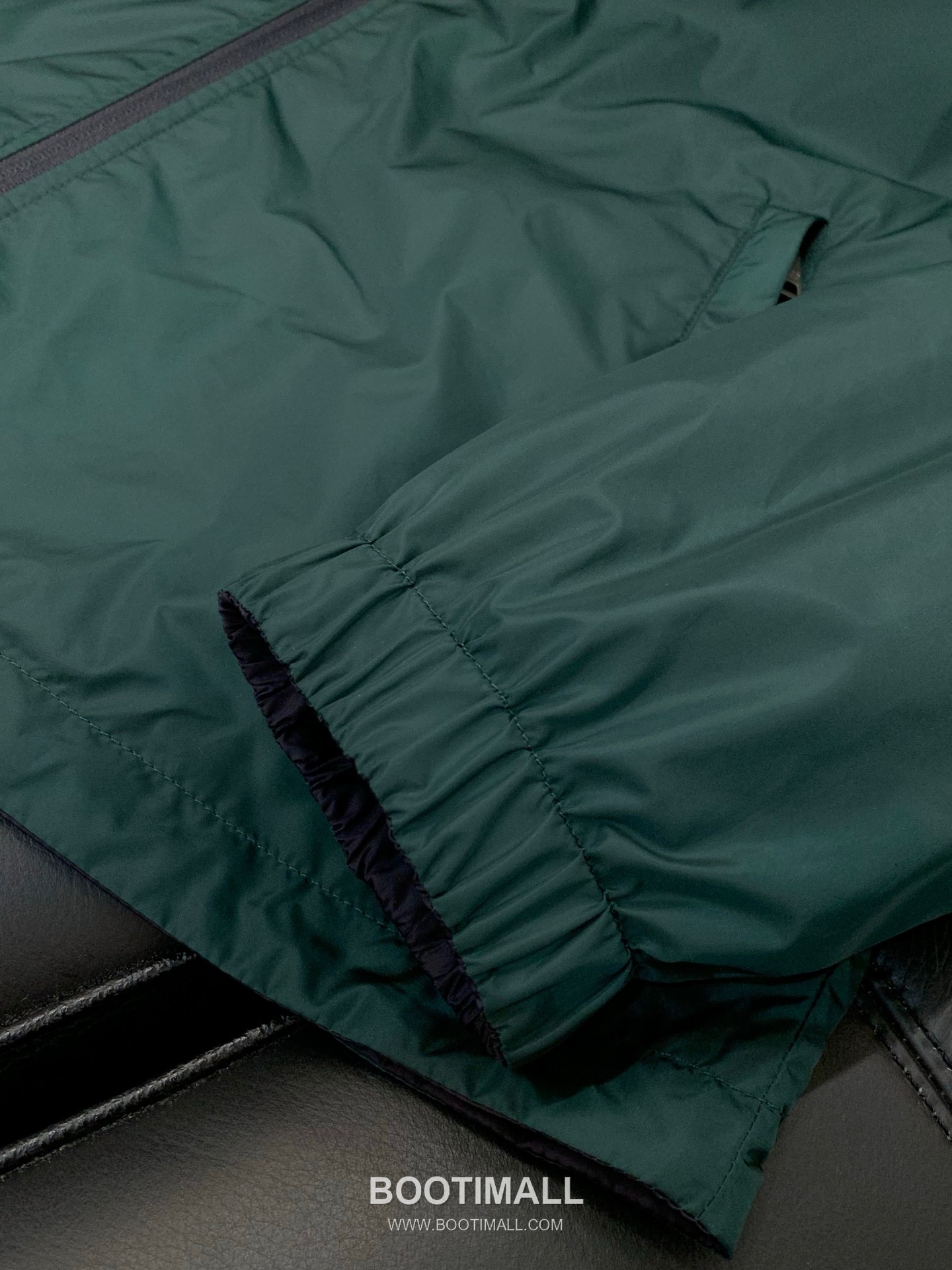 Prada SS26 Reversible Nylon Hooded Jacket with Embroidered and Bonded Logo 프라다 SS26 리버서블 나일론 후드 재킷 자수 압착 로고 7