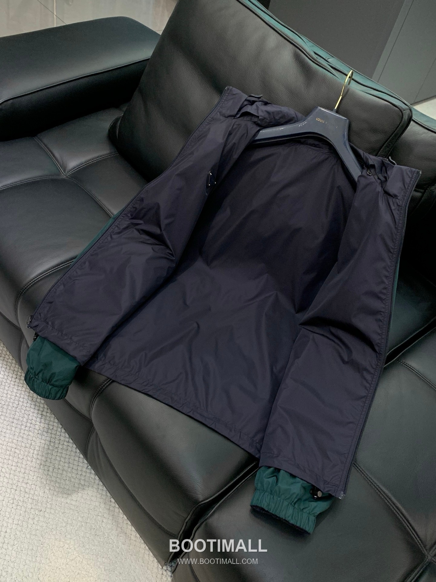 Prada SS26 Reversible Nylon Hooded Jacket with Embroidered and Bonded Logo 프라다 SS26 리버서블 나일론 후드 재킷 자수 압착 로고 9