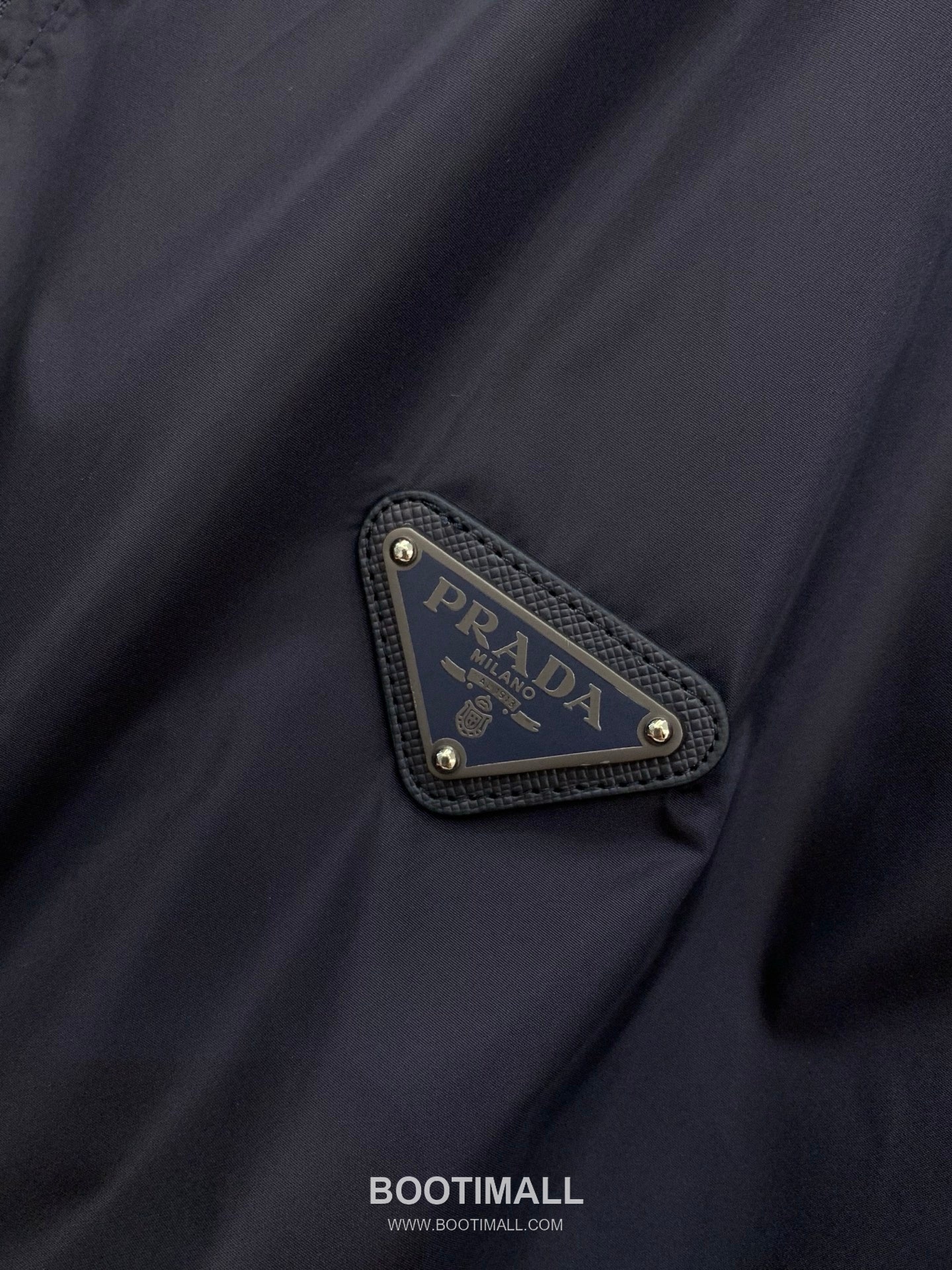 Prada SS26 Reversible Nylon Hooded Jacket with Embroidered and Bonded Logo 프라다 SS26 리버서블 나일론 후드 재킷 자수 압착 로고 7