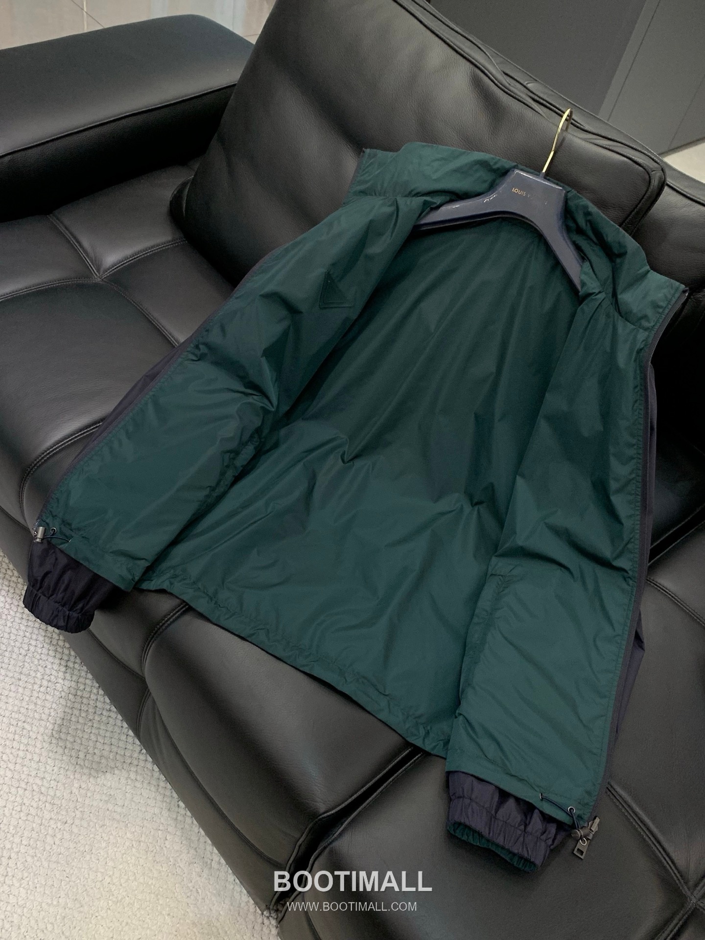 Prada SS26 Reversible Nylon Hooded Jacket with Embroidered and Bonded Logo 프라다 SS26 리버서블 나일론 후드 재킷 자수 압착 로고 9