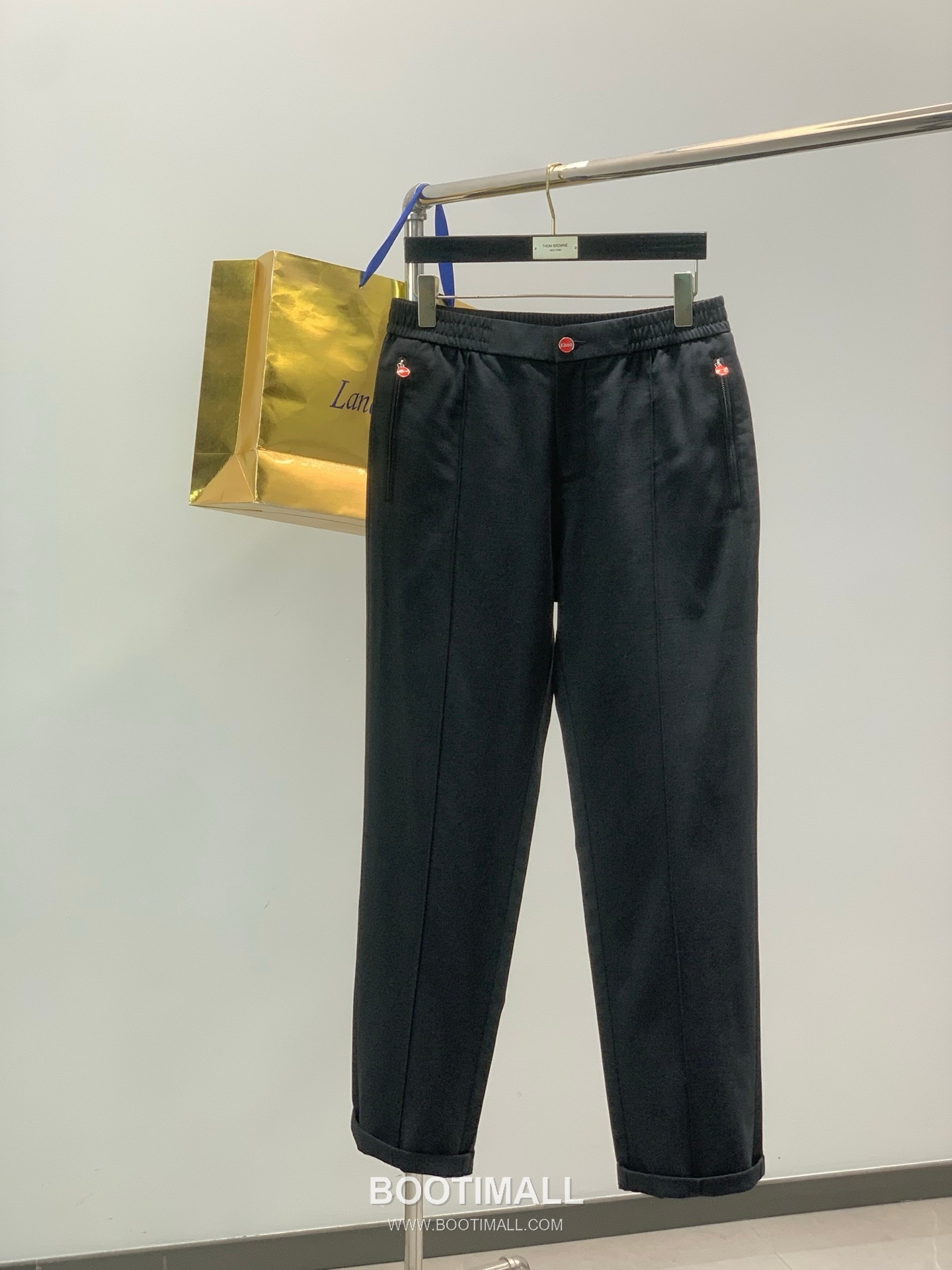 Kiton SS26 Cotton Blend Pants with Embroidered Logo 키톤 SS26 코튼 혼방 팬츠 자수 로고 1