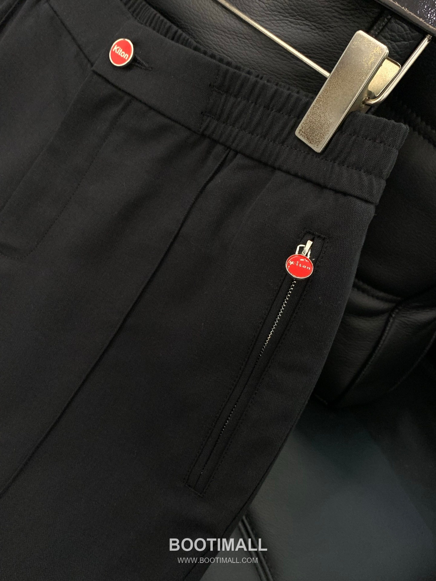 Kiton SS26 Cotton Blend Pants with Embroidered Logo 키톤 SS26 코튼 혼방 팬츠 자수 로고 4