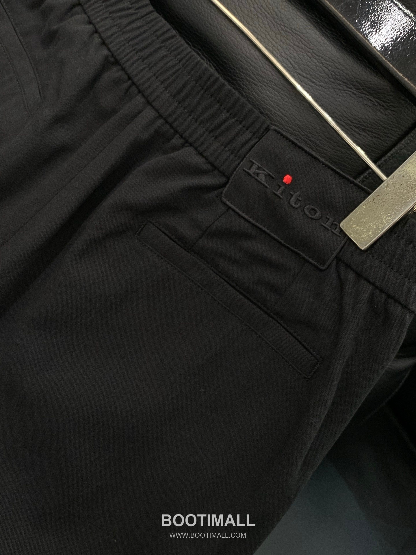 Kiton SS26 Cotton Blend Pants with Embroidered Logo 키톤 SS26 코튼 혼방 팬츠 자수 로고 7