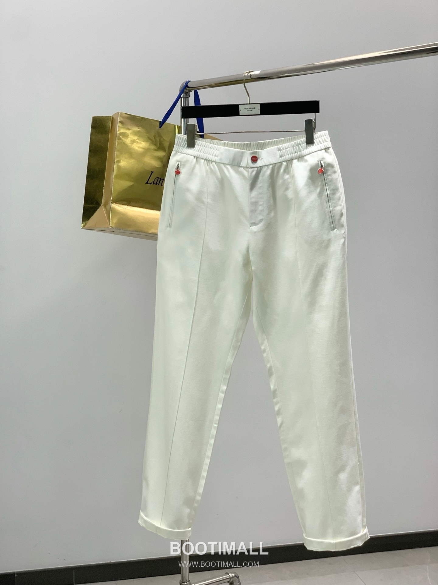 Kiton SS26 Cotton Blend Pants with Embroidered Logo 키톤 SS26 코튼 혼방 팬츠 자수 로고 1