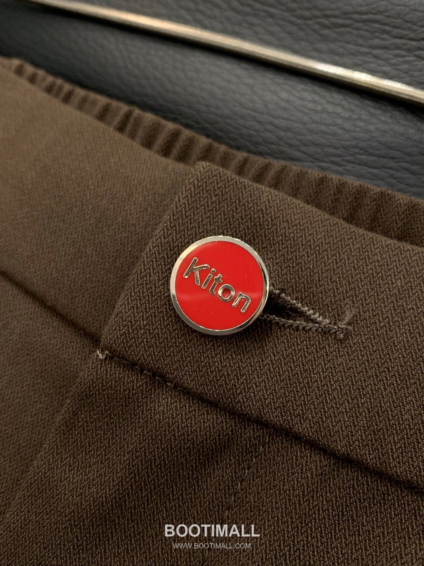 Kiton SS26 Cotton Blend Pants with Embroidered Logo 키톤 SS26 코튼 혼방 팬츠 자수 로고 5