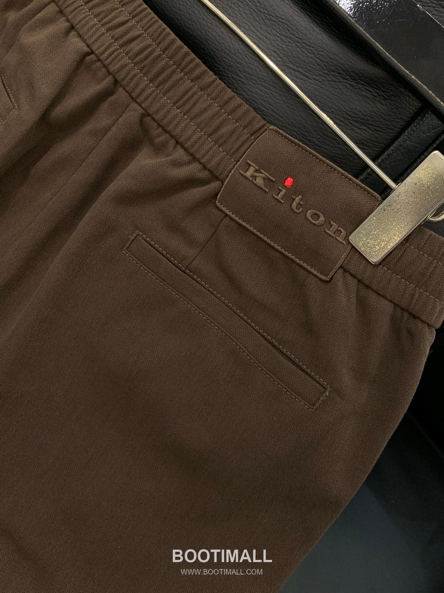 Kiton SS26 Cotton Blend Pants with Embroidered Logo 키톤 SS26 코튼 혼방 팬츠 자수 로고 7