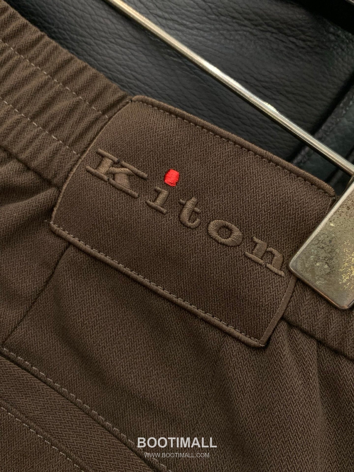 Kiton SS26 Cotton Blend Pants with Embroidered Logo 키톤 SS26 코튼 혼방 팬츠 자수 로고 8