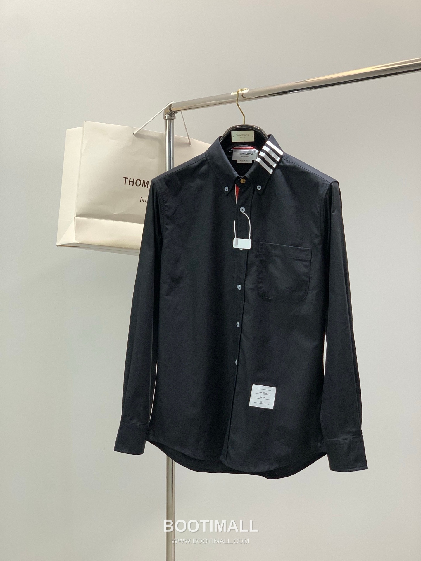 Thom Browne SS26 Cotton Long Sleeve Shirt with Logo Print 톰브라운 SS26 코튼 롱슬리브 셔츠 로고 프린트 1