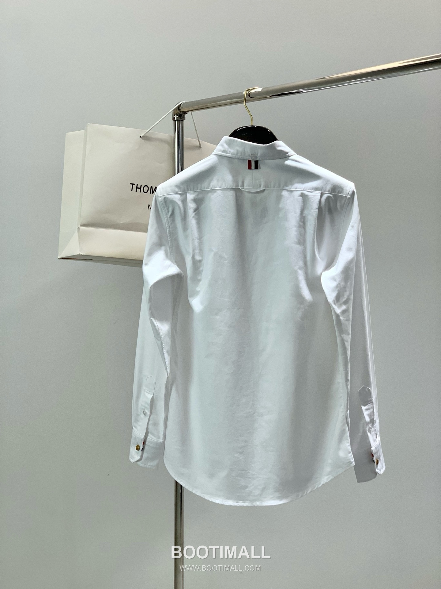 Thom Browne SS26 Cotton Long Sleeve Shirt with Logo Print 톰브라운 SS26 코튼 롱슬리브 셔츠 로고 프린트 2