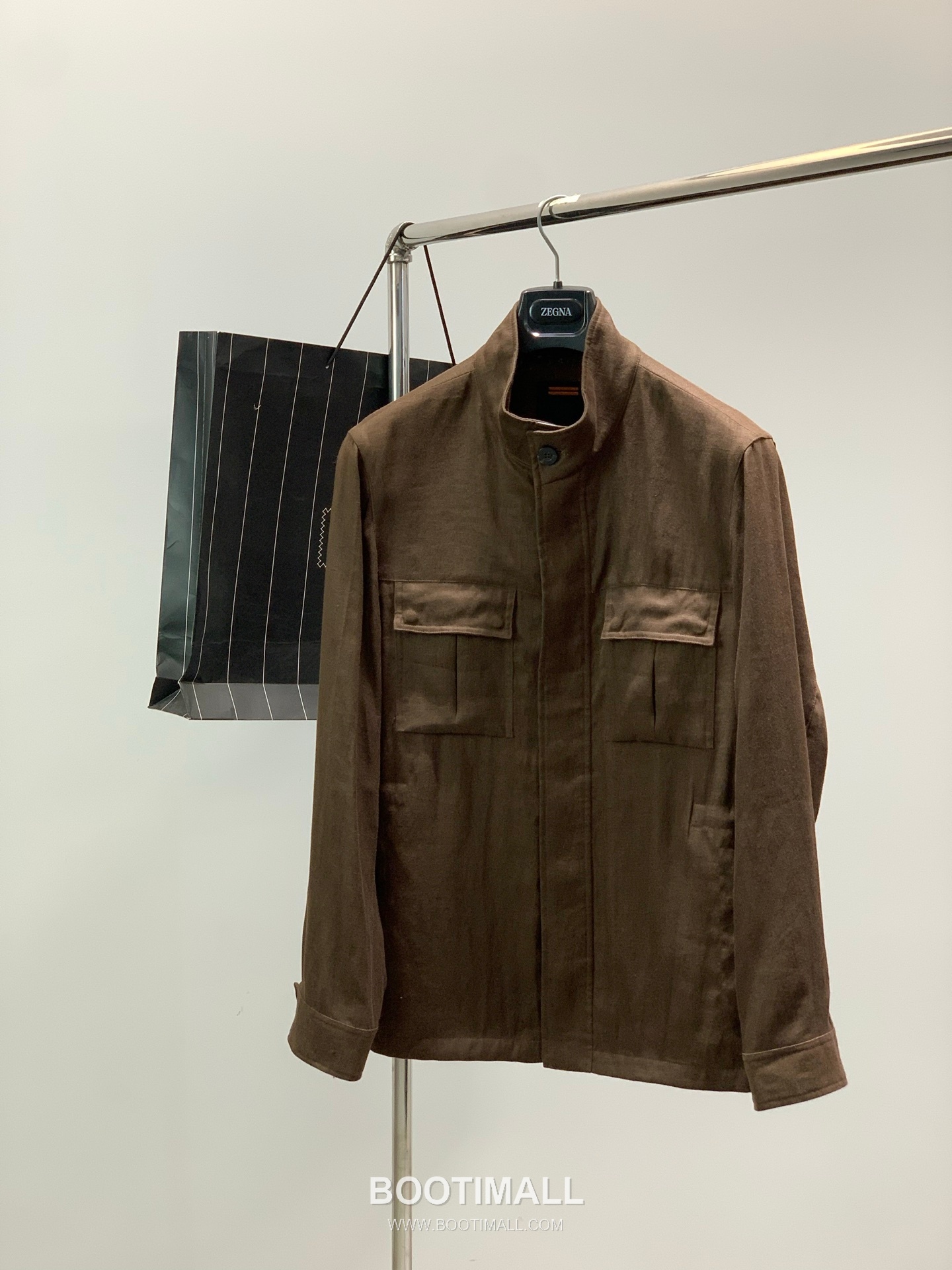 Zegna SS26 Cotton Blend Stand Collar Zip Jacket with Logo Print 제냐 SS26 코튼 혼방 스탠드 카라 집 재킷 로고 프린트 1