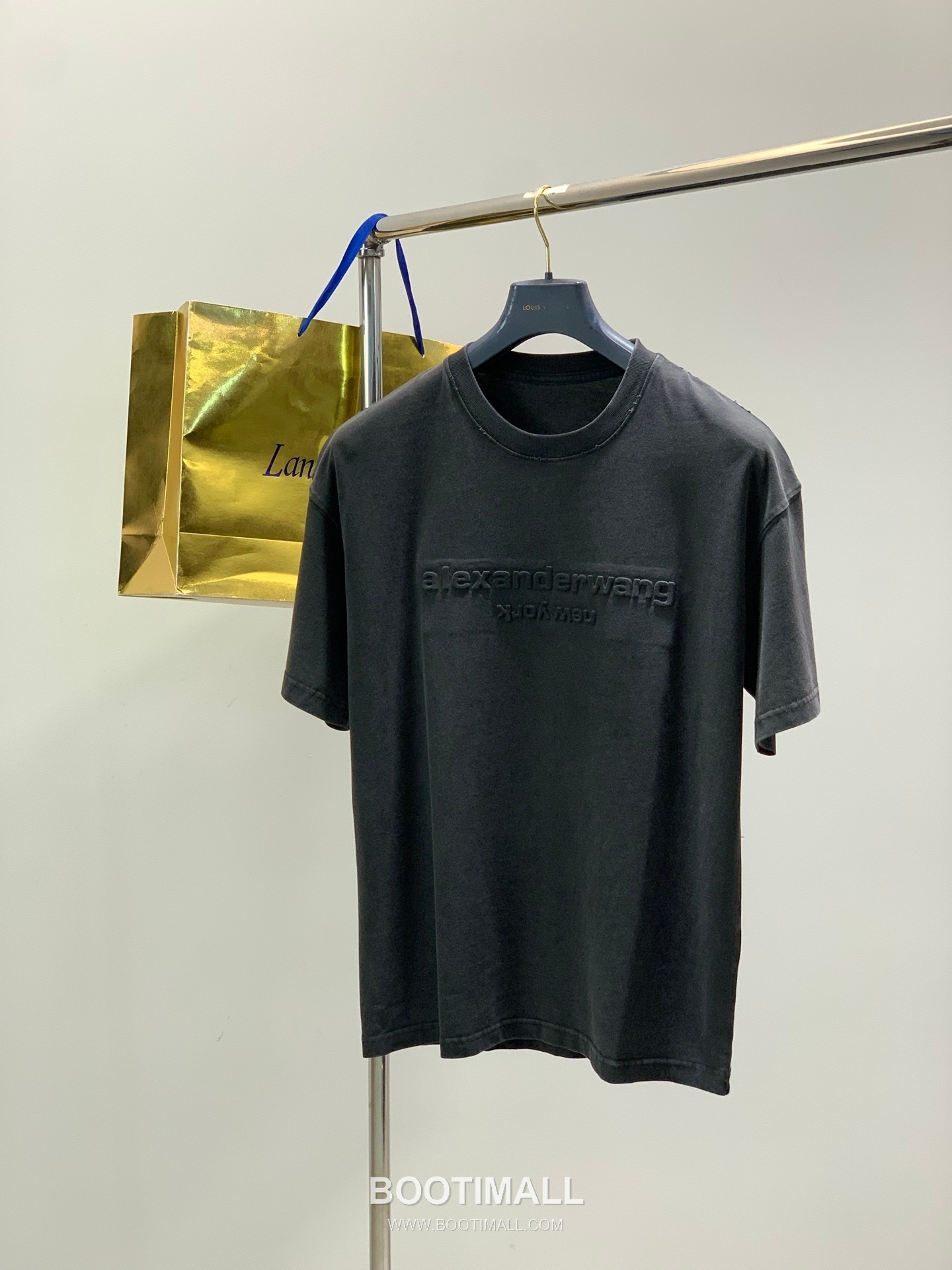 Alexander Wang SS26 Cotton Crewneck T-Shirt with Embossed Logo 알렉산더왕 SS26 코튼 크루넥 티셔츠 엠보스 로고 1