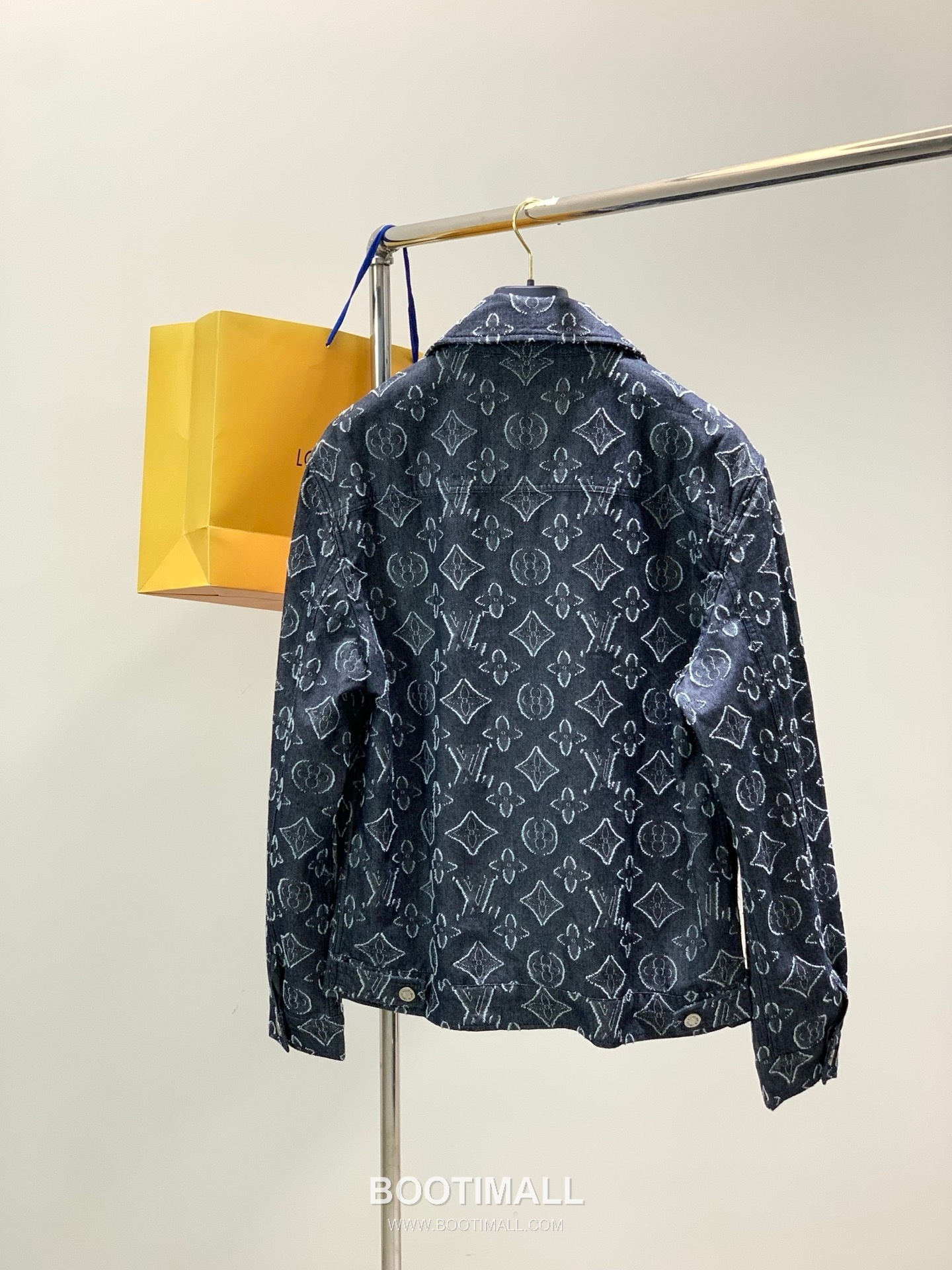 Louis Vuitton SS26 Denim Jacket with Jacquard Logo Pattern 루이비통 SS26 데님 재킷 자카드 로고 패턴 2