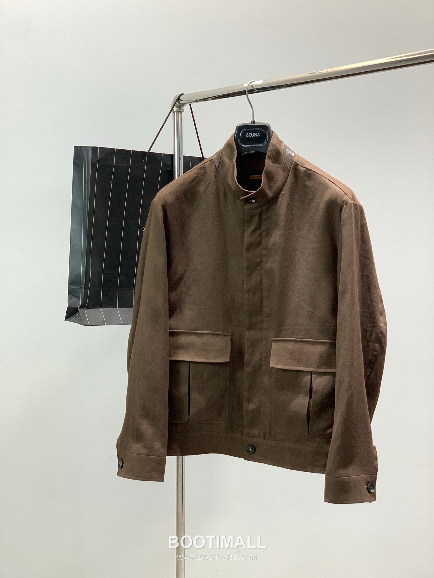 Zegna SS26 Cotton Blend Stand Collar Zip Jacket with Logo Print 제냐 SS26 코튼 혼방 스탠드 카라 집 재킷 로고 프린트 1