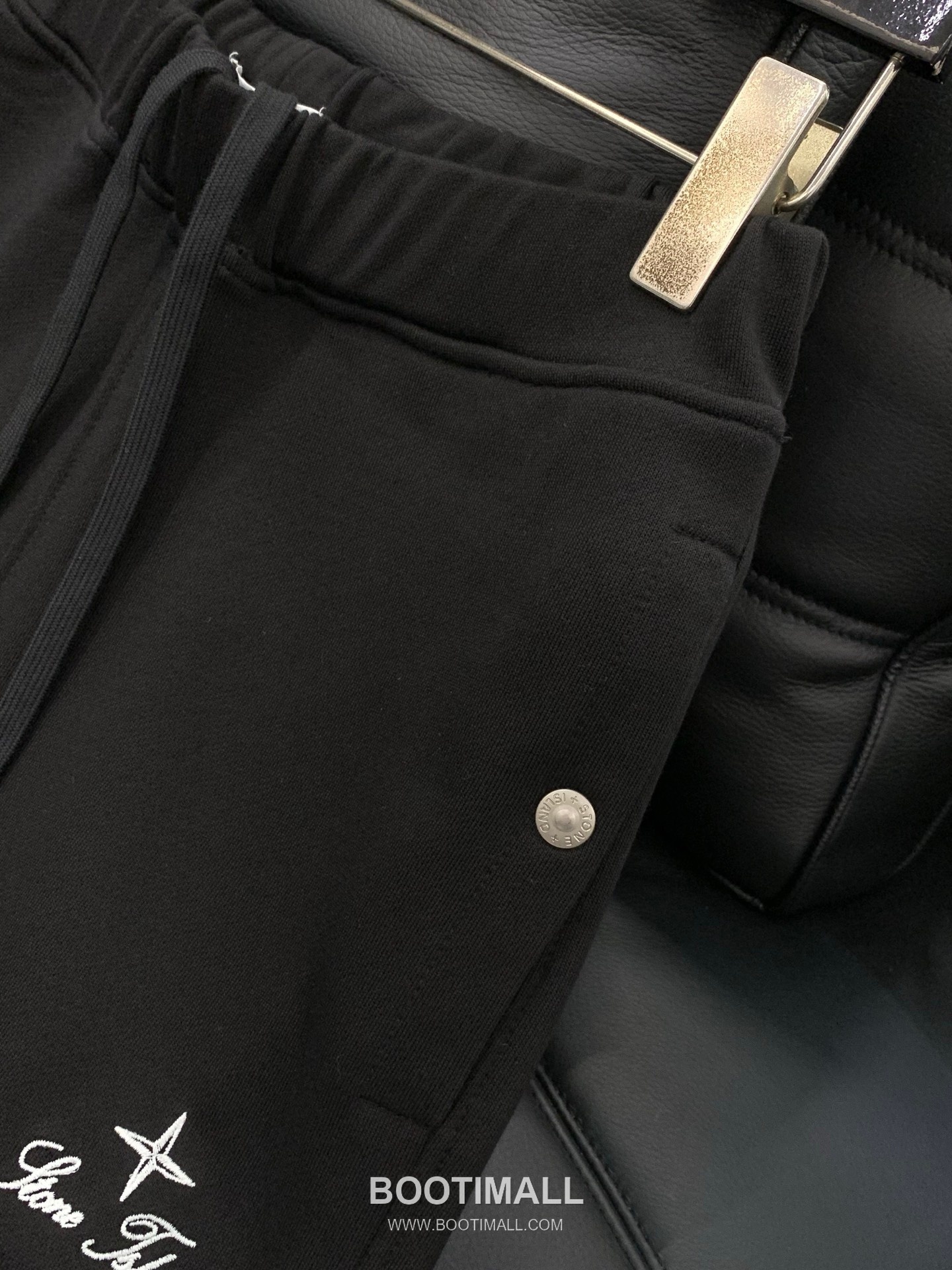 Stone Island SS26 Cotton Crewneck Sweatshirt and Cotton Jogger Pants Set with Logo 스톤아일랜드 SS26 코튼 크루넥 맨투맨 조거 팬츠 세트 로고 13