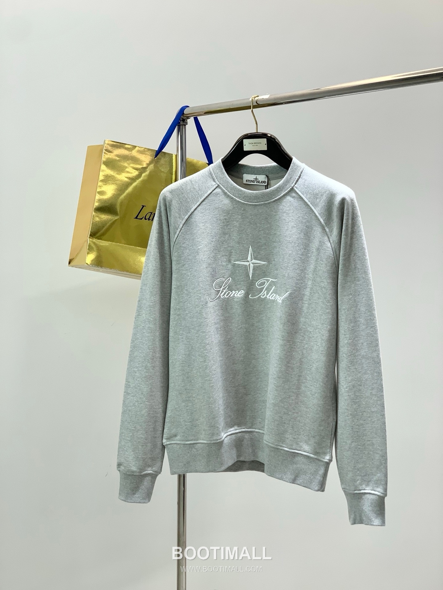 Stone Island SS26 Cotton Crewneck Sweatshirt and Cotton Jogger Pants Set with Logo 스톤아일랜드 SS26 코튼 크루넥 맨투맨 조거 팬츠 세트 로고 1