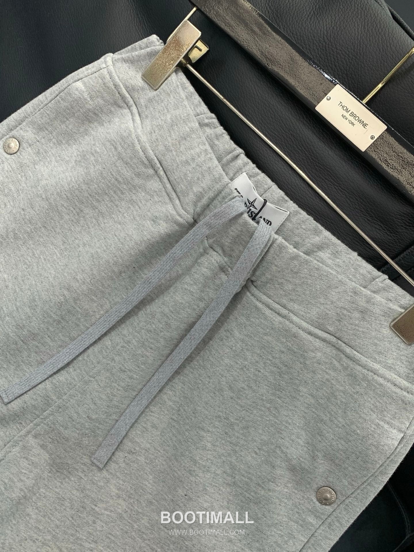 Stone Island SS26 Cotton Crewneck Sweatshirt and Cotton Jogger Pants Set with Logo 스톤아일랜드 SS26 코튼 크루넥 맨투맨 조거 팬츠 세트 로고 12