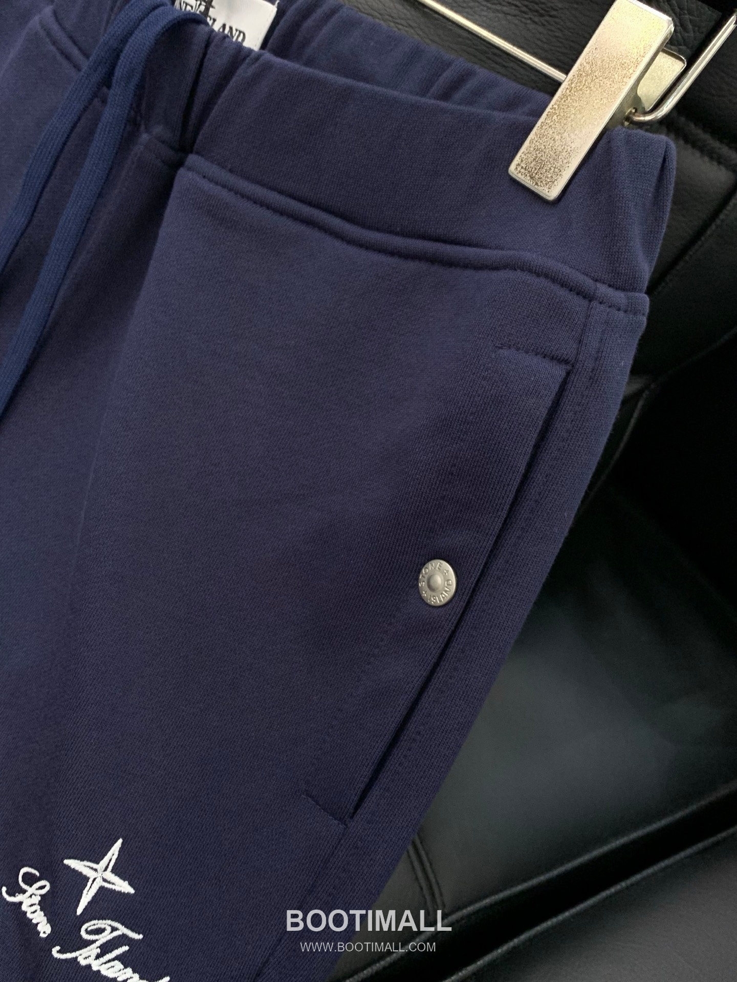 Stone Island SS26 Cotton Crewneck Sweatshirt and Cotton Jogger Pants Set with Logo 스톤아일랜드 SS26 코튼 크루넥 맨투맨 조거 팬츠 세트 로고 13