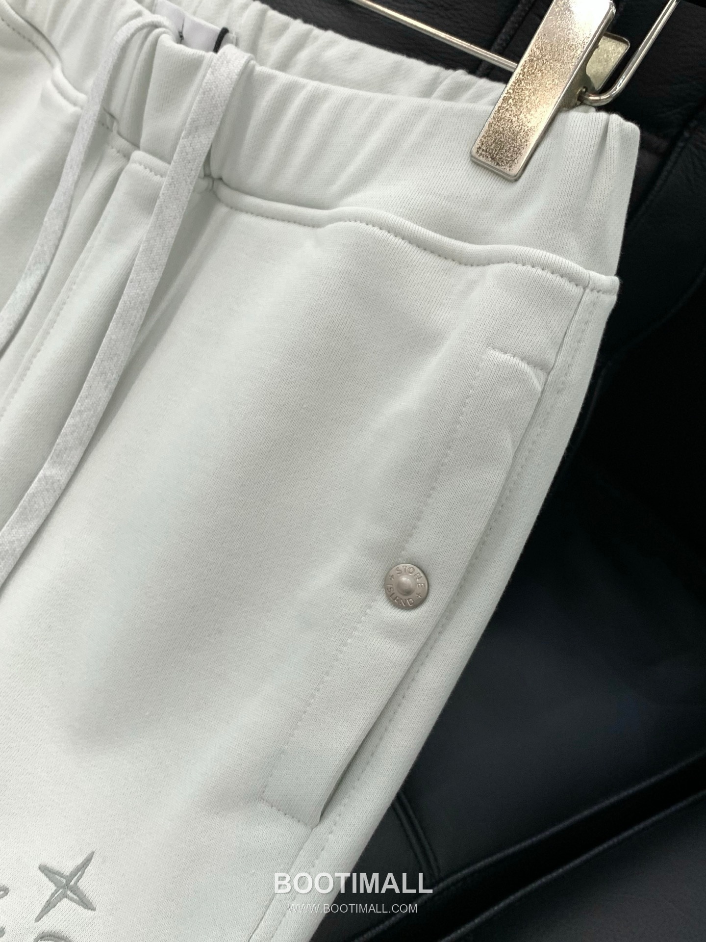 Stone Island SS26 Cotton Crewneck Sweatshirt and Cotton Jogger Pants Set with Logo 스톤아일랜드 SS26 코튼 크루넥 맨투맨 조거 팬츠 세트 로고 13