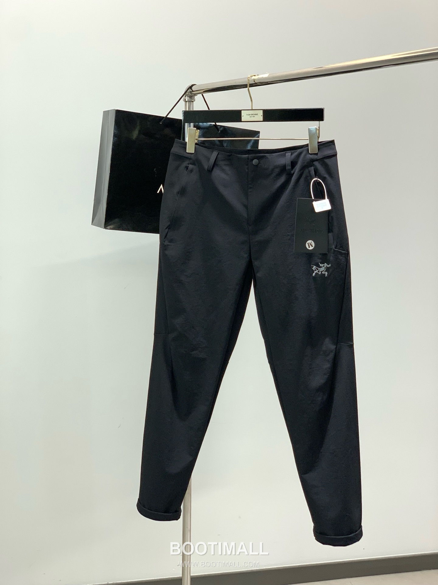 Arc'teryx Outdoor Nylon Water-Repellent Straight Pants with Embroidered Logo 아크테릭스 아웃도어 나일론 발수 스트레이트 팬츠 자수 로고 1