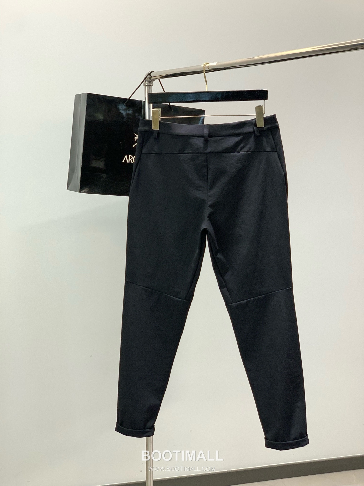 Arc'teryx Outdoor Nylon Water-Repellent Straight Pants with Embroidered Logo 아크테릭스 아웃도어 나일론 발수 스트레이트 팬츠 자수 로고 2