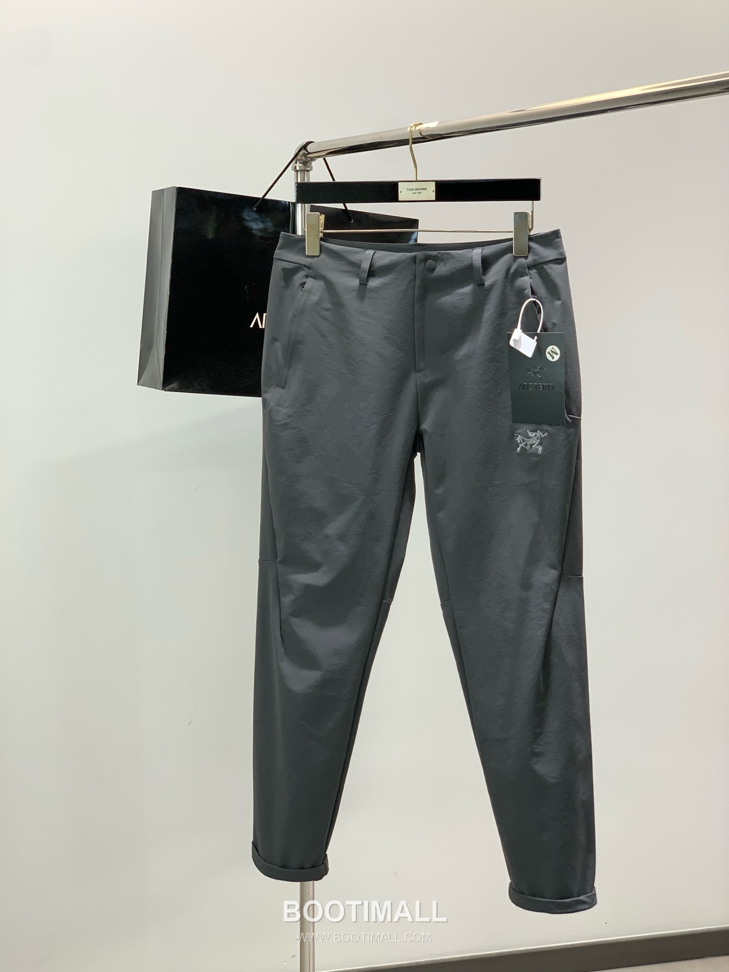 Arc'teryx Outdoor Nylon Water-Repellent Straight Pants with Embroidered Logo 아크테릭스 아웃도어 나일론 발수 스트레이트 팬츠 자수 로고 1