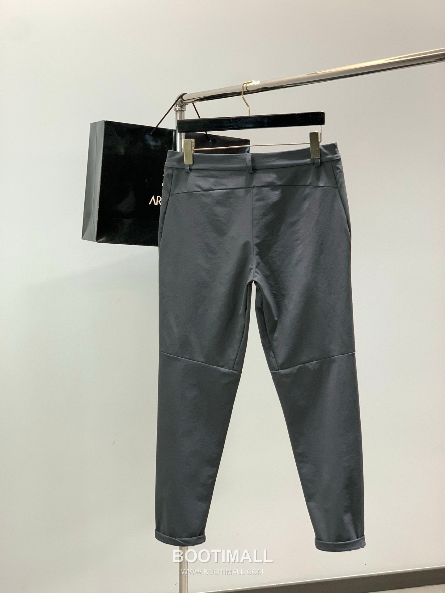 Arc'teryx Outdoor Nylon Water-Repellent Straight Pants with Embroidered Logo 아크테릭스 아웃도어 나일론 발수 스트레이트 팬츠 자수 로고 2